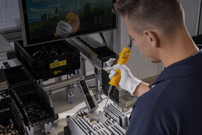 Die Werkerführung Software basiert auf dem Industriestandard National Instruments und ersetzt die papiergebundene Anleitung und  Dokumentation mit einer digitalen Montageführung. Der Werker erhält vom Montageassistent über einen Monitor alle relevanten Informationen über das aktuelle Bauteil sowie notwendige Arbeitsschritte, die am Montageplatz vorgenommen werden sollen.